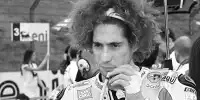 Bild zum Inhalt: Simoncelli in Jeans und T-Shirt im Glassarg