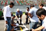 Charlie Whiting (Technischer Delegierte der FIA) inspiziert die Startaufstellung