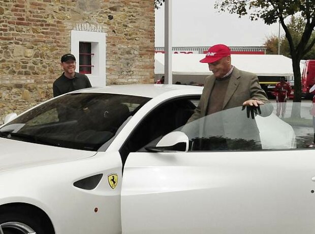 Titel-Bild zur News: Ron Howard und Niki Lauda in einem Ferrari FF in Fiorano