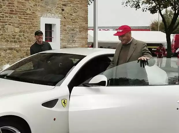Ron Howard und Niki Lauda in einem Ferrari FF in Fiorano Titel-Bild zur News: Ron Howard und Niki Lauda in einem Ferrari FF in Fiorano