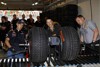 Bild zum Inhalt: Reifenmontage-Duell: Vettel besiegt Pirelli-Chef