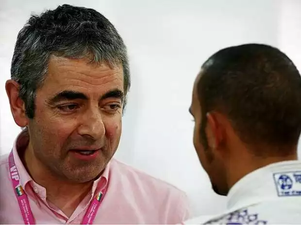 "Mr. Bean" Rowan Atkinson mit Lewis Hamilton Titel-Bild zur News: "Mr. Bean" Rowan Atkinson mit Lewis Hamilton