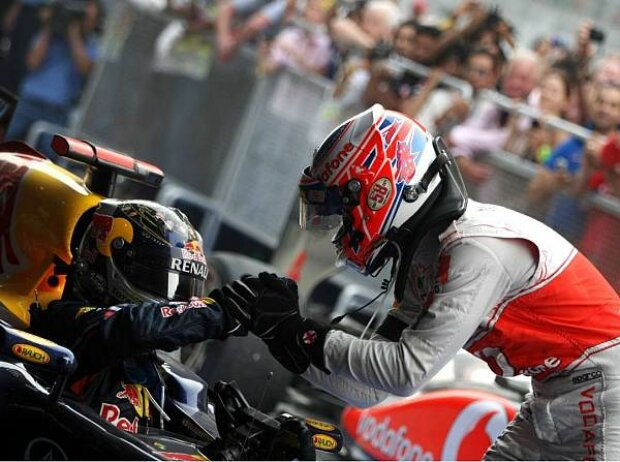 Jenson Button gratuliert Sebastian Vettel Jenson Button gratuliert Sebastian Vettel