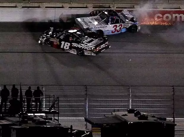 Kyle Busch Ron Hornaday Titel-Bild zur News: Kyle Busch Ron Hornaday