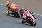 Hector Barbera (Aspar) und Valentino Rossi (Ducati)