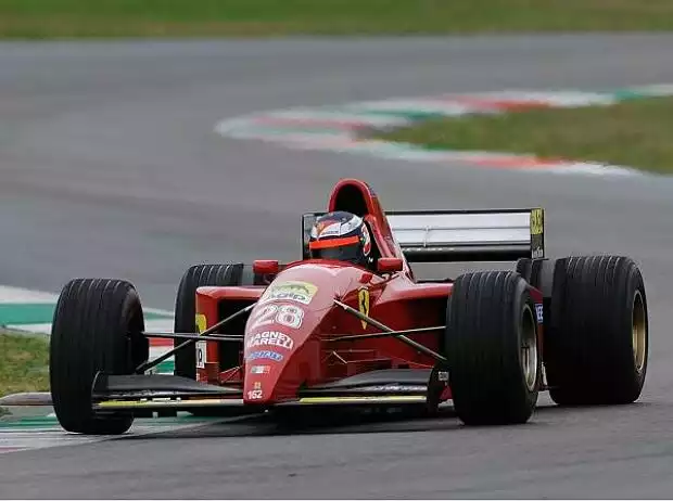 Titel-Bild zur News: Gerhard Berger im Ferrari 412 T2 von 1995