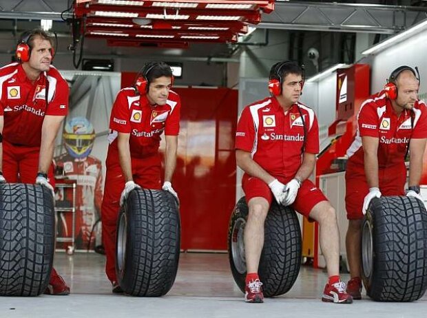 Titel-Bild zur News: Pirelli-Reifen in der Ferrari-Box