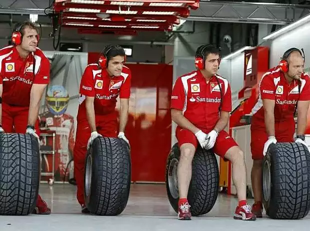 Pirelli-Reifen in der Ferrari-Box Titel-Bild zur News: Pirelli-Reifen in der Ferrari-Box