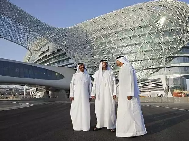 Scheichs vor dem Yas-Marina-Hotel Titel-Bild zur News: Scheichs vor dem Yas-Marina-Hotel