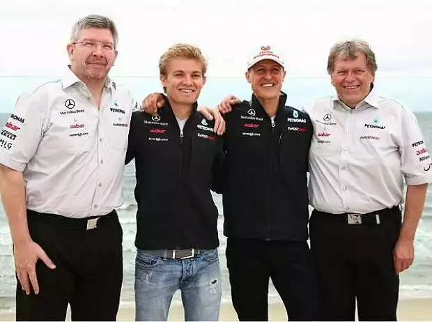 Ross Brawn (Teamchef), Nico Rosberg, Michael Schumacher, Norbert Haug (Mercedes-Motorsportchef) Titel-Bild zur News: Ross Brawn (Teamchef), Nico Rosberg, Michael Schumacher, Norbert Haug (Mercedes-Motorsportchef)
