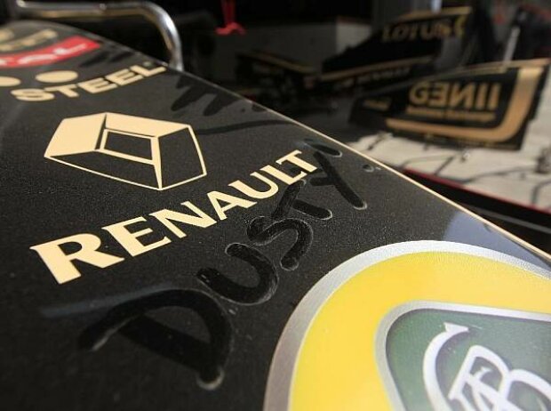 Titel-Bild zur News: Renault-Logo im Staub