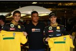Witali Petrow (Renault) und Bruno Senna (Renault) rahmen Ronaldo ein