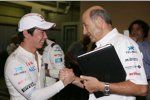 Kamui Kobayashi (Sauber) empfängt Glückwunsche von seinem Teamchef