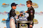 Kasey Kahne (Red Bull) bekommt die Gratulation von Carl Edwards (Roush) 