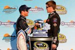 Kasey Kahne (Red Bull) bekommt die Gratulation von Carl Edwards (Roush) 