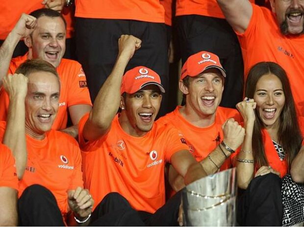 Martin Whitmarsh, Lewis Hamilton, Jenson Button und Jessica Michibata