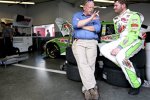 NASCAR-Renndirektor John Darby mit Dale Earnhardt Jr.