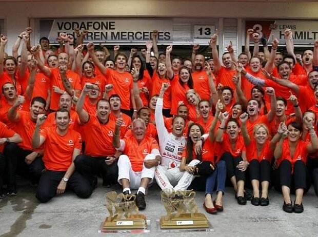 Titel-Bild zur News: Das McLaren-Team bejubelt den Sieg von Jenson Button in Budapest