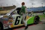 Cole Whitt steigt in seinen Truck