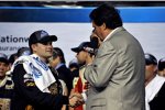 NASCAR-Präsident Mike Helton gratuliert Ricky Stenhouse Jun.