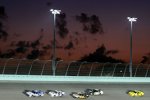 Carl Edwards (Roush) führt im Sonnenuntergang von Florida