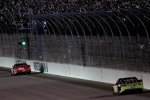 Finale Verfolgungsjagd: Tony Stewart (SHR) vor Carl Edwards (Roush) 