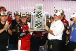 Tony Stewart (SHR) gewinnt das Ford 400