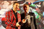 Yvan Muller (Chevrolet) wird von Marcello Lotti als neuer Tourenwagen-Weltmeister geehrt