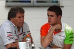 Norbert Haug (Mercedes-Motorsportchef) und Paul di Resta (Force India) 