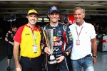 Mark Webber (Red Bull) gewinnt den Pokal für die meisten schnellsten Rennrunden in der Saison 2011, unter anderem überreicht von Christian Danner (rechts)