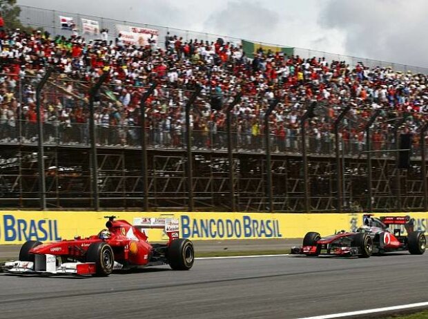 Titel-Bild zur News: Lewis Hamilton hinter Felipe Massa