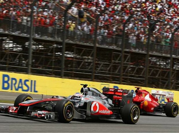 Jenson Button vor Fernando Alonso