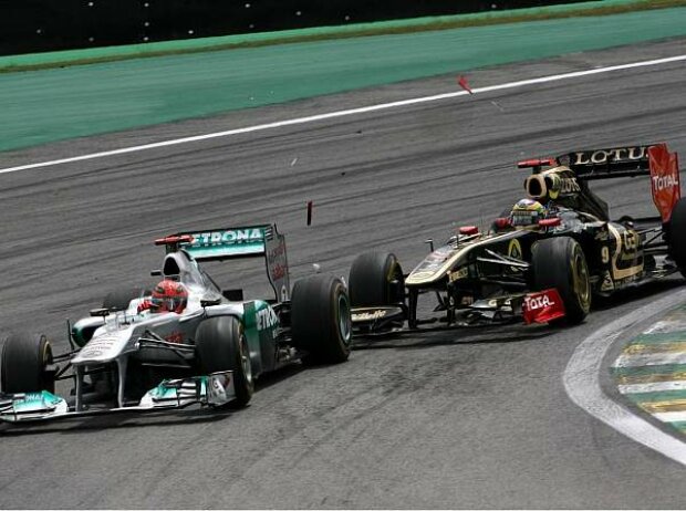 Bruno Senna kollidiert mit Michael Schumacher Bruno Senna kollidiert mit Michael Schumacher
