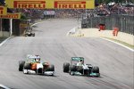 Adrian Sutil (Force India) kämpft gegen Nico Rosberg (Mercedes) 