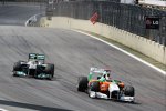 Adrian Sutil (Force India) kämpft gegen Nico Rosberg (Mercedes) 