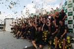Mark Webber und Sebastian Vettel (Red Bull) feiern mit dem Team