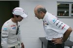 Kamui Kobayashi nimmt den japanischen Dank von Teamchef Peter Sauber entgegen