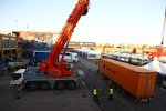 Kranwagen bringen die Container in Position