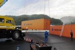 Die Container werden im Fahrerlager ausgerichtet