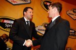 Shakehands: Tony Stewart und Carl Edwards 