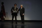 Sameer Gaur erhält von Bernie Ecclestone den Preis für den besten Formel-1-Ausrichter 2011 (Indien)