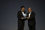 Ben Gallop erhält von Vijay Mallya den Preis für die beste TV-Station 2011 (BBC)