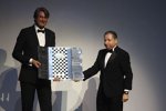 ADAC-Sportpräsident Hermann Tomczyk erhält von FIA-Präsident Jean Todt die Bernie-Ecclestone-Trophäe