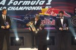 FIA_Präsident Jean Todt überreicht Sebastian Vettel den WM-Pokal