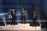 Weltmeisterehrung WTCC: Robert Huff (2.), Yvan Muller (1.) und Alain Menu (3.)