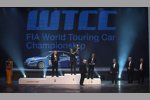 Robert Huff (Chevrolet), Yvan Muller (Chevrolet) und Alain Menu (Chevrolet) nehmen ihre Pokale entgegen