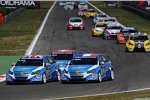 Robert Huff (Chevrolet), Alain Menu (Chevrolet) und Yvan Muller (Chevrolet) enteilten dem Feld in Monza