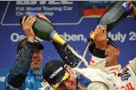 Alain Menu (Chevrolet) und Gabriele Tarquini (Lukoil-Sunred) feiern den neuen WTCC-Laufsieger in Oschersleben