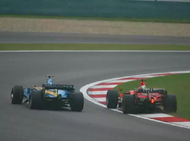 Michael Schumacher überholt Giancarlo Fisichella Titel-Bild zur News: Michael Schumacher überholt Giancarlo Fisichella