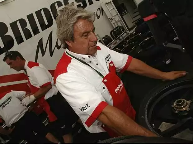 Titel-Bild zur News: Bridgestone-Mechaniker